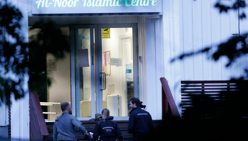 Kriminalteknikere undersøker huset. Det blir funnet en død person i dette huset og det knyttes til moskéskytingen i Bærum lørdag.