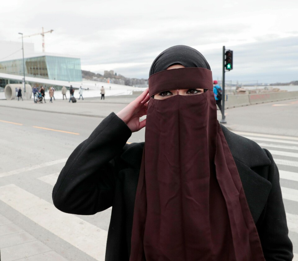 Niqab er et ansiktsdekkende plagg der øynene synes. Burka dekker hele kroppen.