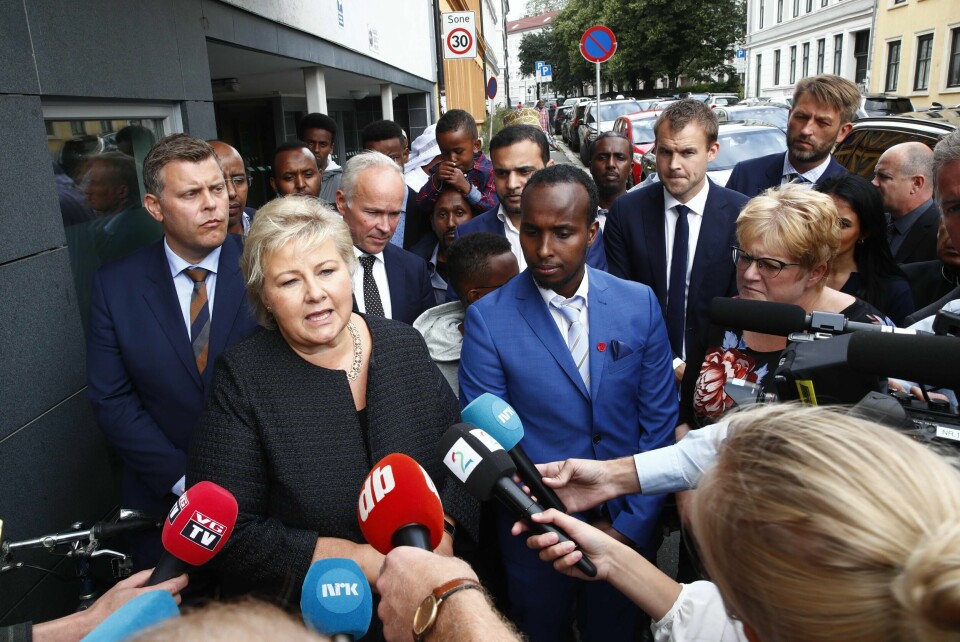 Statsminister Erna Solberg (H), justisminister Jøran Kallemyr (Frp), Kunnskaps- og integreringsminister Jan Tore Sanner (H), kulturminister Trine Skei Grande (V) Barne- og familieminister Kjell Olof Ropstad (KrF) og styreleder i islams råd, Abdirahman Diriye, utenfor Tawfiiq Islamsk Senter i Oslo.