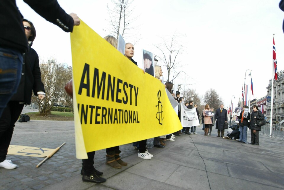 Dette bildet er fra 2010, da 40-50 personer fra forskjellige menneskerettighetsorganisasjoner som Helsingforskomiteen og Amnesty International har m tt frem foran Grand Hotel for å demonstrere mot Russlands president Dmitrij Medvedev tidlig tirsdag morgen.