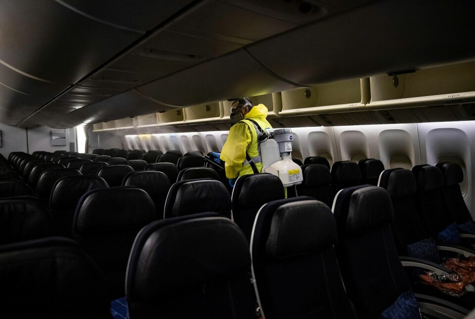 Et fly blir desinfisert på Charles de Gaulle -flyplassen i Paris. Strenge reiserestriksjoner og svært få flyavganger fører til at hjemtransport av norske borgere som har avgått ved døden i utlandet, blir ekstra belastende for pårørende i hjemlandet.