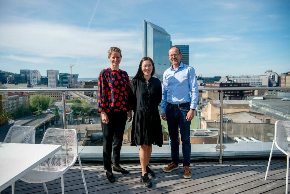 I dag tysdag blei det klart at Mentor Medier kjøper heile aksjeposten til NHST Media Group i avisa Morgenbladet. På bildet ser vi Per Magne Tveiten, konsernsjef i Mentor Medier, Sun Heidi Sæbø, ansvarleg redaktør og adminstrerande direktør i Morgenbladet, og Hege Yli Melhus Ask, konsernsjef i NHST Media Group. I dag tysdag blei det klart at Mentor Medier kjøper heile aksjeposten til NHST Media Group i avisa Morgenbladet. På bildet ser vi Per Magne Tveiten, konsernsjef i Mentor Medier, Sun Heidi Sæbø, ansvarleg redaktør og adminstrerande direktør i Morgenbladet, og Hege Yli Melhus Ask, konsernsjef i NHST Media Group.