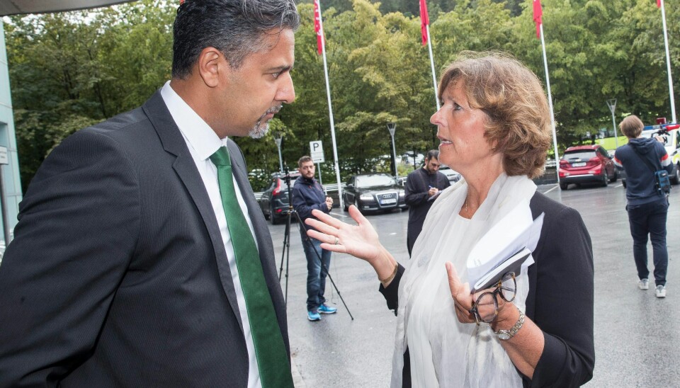 Abid Raja og ordfører Lisbeth Hammer Krog er på plass da menigheten i Al-Noor Islamic Centre i Bærum samles til Eid på Thon hotel i Sandvika.
