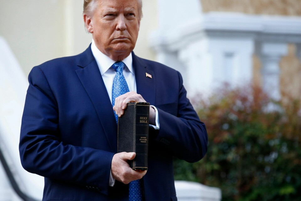 President Donald Trump holder i en bibel mens han poserer utenfor St. John's Church kirke, rett i nærheten av Det hvite hus. (AP Photo/Patrick Semansky)