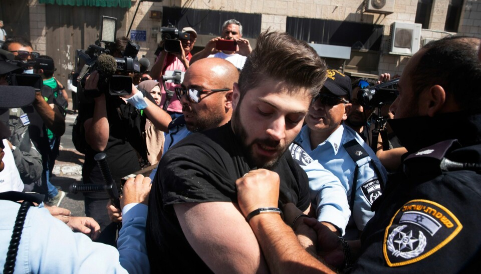 SPENT SITUASJON: En palestiner arresteres av israelsk politi under demonstrasjoner mot utkastelser av palestinere i Jerusalem onsdag. (AP Photo/Maya Alleruzzo)