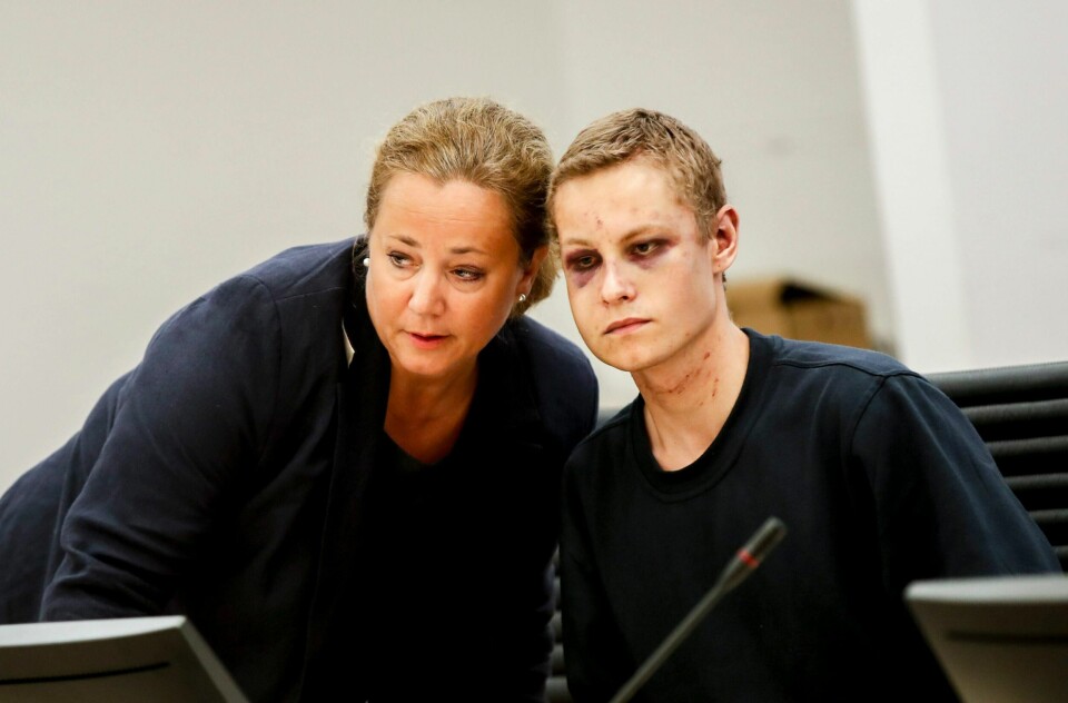 Philip Manshaus bar preg av at han ble overmannet av flere personer i bærumsmoskeen etter skytingen. Siktede etter moskéskytingen framstilles for varetektsfengsling i Oslo Tingrett. Manshaus forsvarer, Unni Fries (t.v)