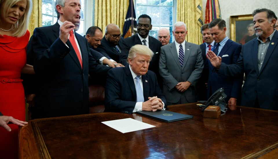 President Donald Trump har stadig støtte fra evangelikale kristne i USA. Noe av forklaringen finner man i «herredømme-teologien» til enkelte kretser av miljøet. Bildet viser presidenten omringet av evangelikale, kristne ledere, i bønn.