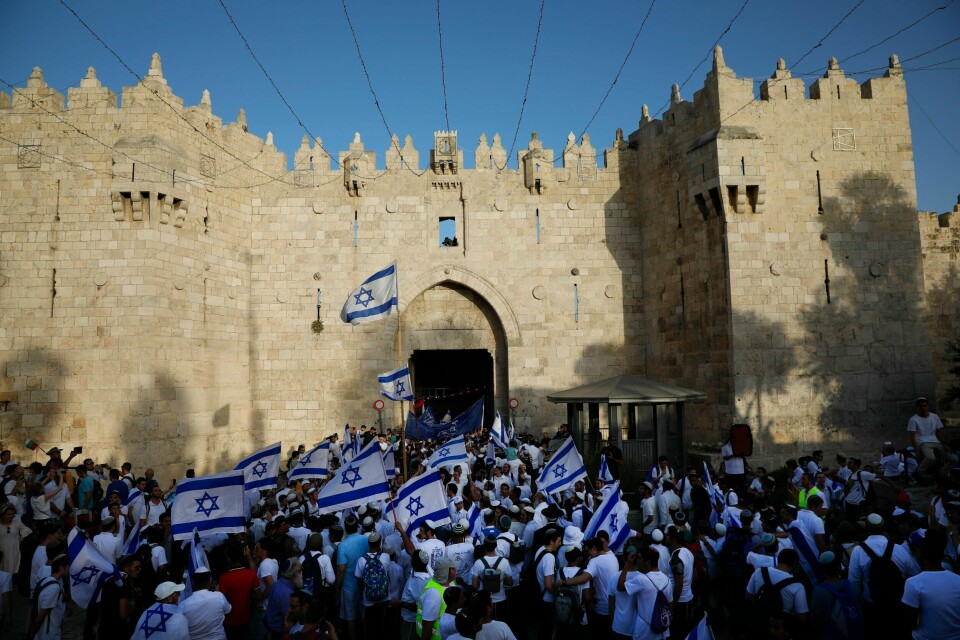 Innbyggere i Israel flagrer foran Damaskus-porten i Jerusalems gamleby under feiringen av «Jerusalem Day» 2 juni 2019.