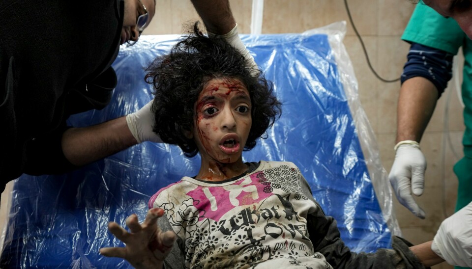 Et palestinsk barn får behandling på al-Aqsa-sykehuset i Gaza etter et israelsk bombeangrep. Foto: Abdel Kareem Hana / AP / NTB Et palestinsk barn får behandling på al-Aqsa-sykehuset i Gaza etter et israelsk bombeangrep. Foto: Abdel Kareem Hana / AP / NTB