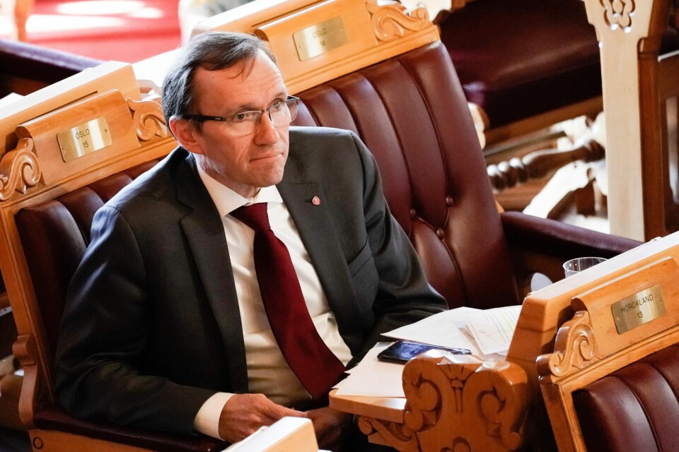 Siv jensen kaller det et alvorlig linjeskift når Ap og Espen Barth Eide er åpen for regjeringssamarbeid med Miljøpartiet De Grønne.