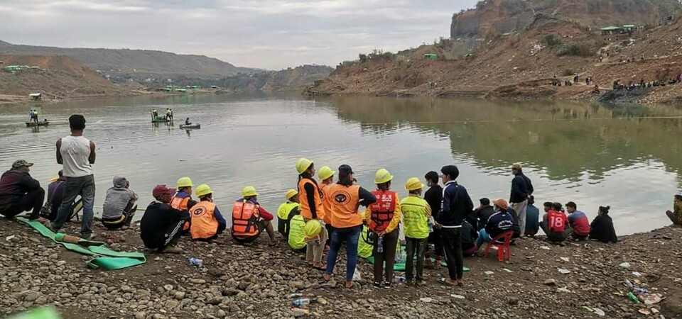 LETEAKSJON: Rundt 200 personer deltar i redningsarbeidet for å finne de savnede. Foto: AP / NTB Rundt 200 personer deltar i redningsarbeidet for å finne de savnede. Foto: AP / NTB