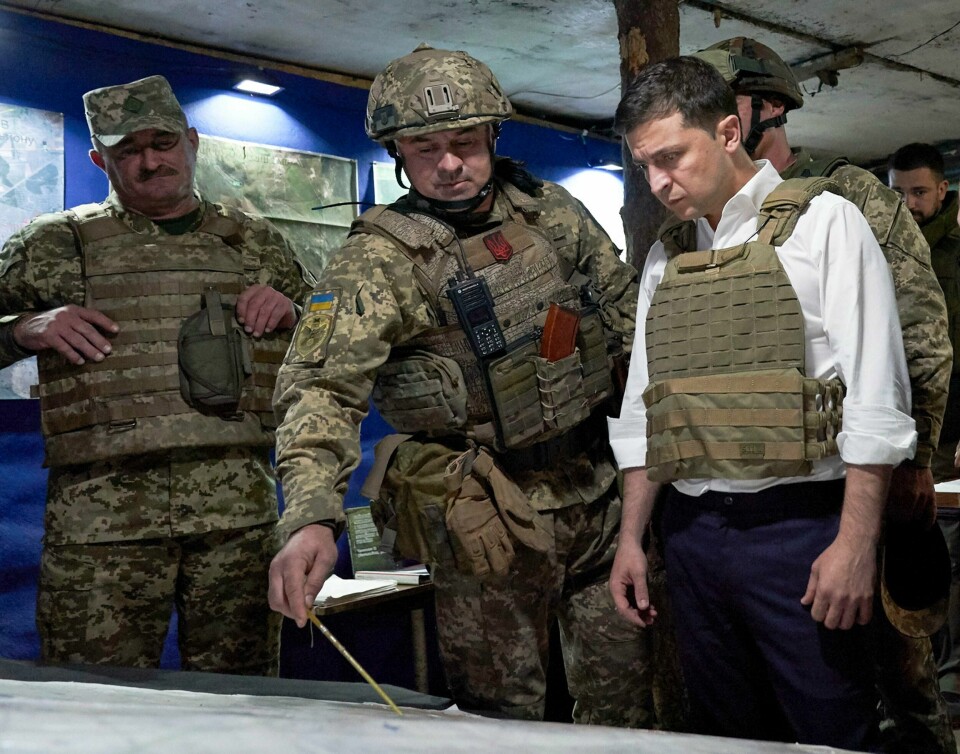 SJØLVSTENDIG: Ukrainas president Volodymyr Zelenskiy (t.h.) vil gjerne ta landet inn i Nato - her gjestar han fronten aust i Ukraina og blir oppdatert av ein ukrainsk offiser. Ukraina sitt sjølvstende må beskyttast, skriv Vårt Land på leiarplass. aust