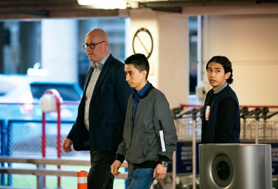 Søsknene Yasin (midten), Ehsan (t.h.) og deres mor Atefa Rezaie Abbasi landet på Værnes torsdag kveld. Familien ble hentet av politiet og fraktet ut fra Norge 15. juni. Nå er de tilbake i Norge.