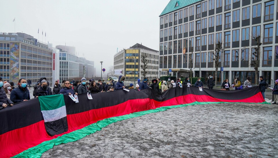 DEMONSTRASJONER: Flere har møtt opp uten for Utenriksdepartementet for å demonstrere mot at Taliban er i Norge. Lørdag kveld ankom Taliban-representanter Norge med privatfly for å ha flere samtaler med vestlige representanter om menneskerettigheter og nødhjelp. Foto: Torstein Bøe / NTB Flere har møtt opp uten for Utenriksdepartementet for å demonstrere mot at Taliban er i Norge. Lørdag kveld ankom Taliban-representanter Norge med privatfly for å ha flere samtaler med vestlige representanter om menneskerettigheter og nødhjelp. Foto: Torstein Bøe / NTB
