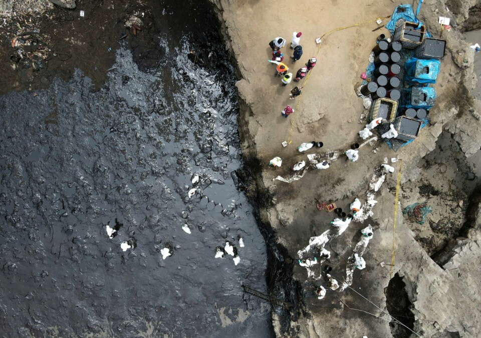 Arbeidere i gang med å fjerne olje fra en strand i Peru etter oljeutslippet 15. januar. Foto: Martin Mejia / AP / NTB Arbeidere i gang med å fjerne olje fra en strand i Peru etter oljeutslippet 15. januar. Foto: Martin Mejia / AP / NTB