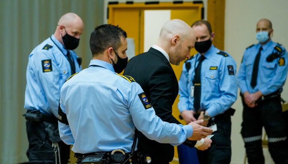 LØSLATES IKKE: Terrordømte Anders Behring Breivik i den provisoriske rettssalen i Skien fengsel andre dag av rettssaken der han begjærte seg prøveløslatt. Foto: Ole Berg-Rusten / NTB Det er nærliggende fare for at Anders Behring Breivik begår nye terrorhandlinger dersom han prøveløslates, mener Kriminalomsorgen. Foto: Ole Berg-Rusten / NTB