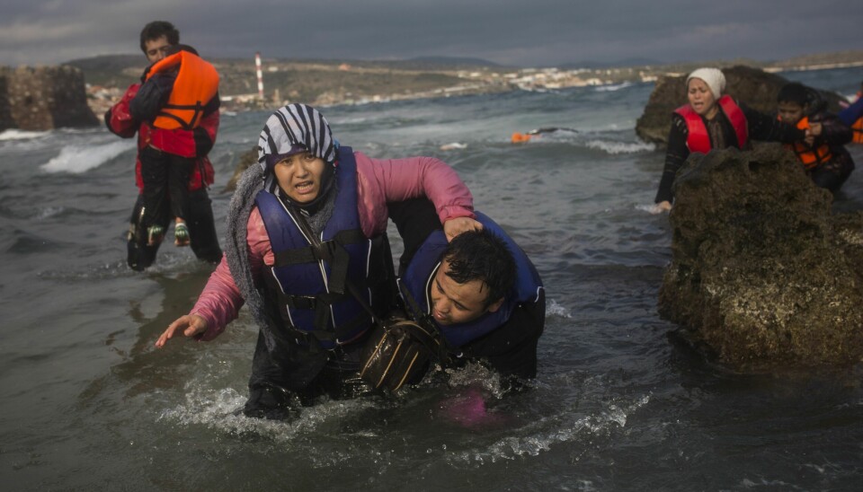 PÅ FLUKT: Afghanske flyktningar tek seg i land på den greske øya Lesbos etter å ha kryssa Egeerhavet i plastbåtar. Afghanske flyktningar