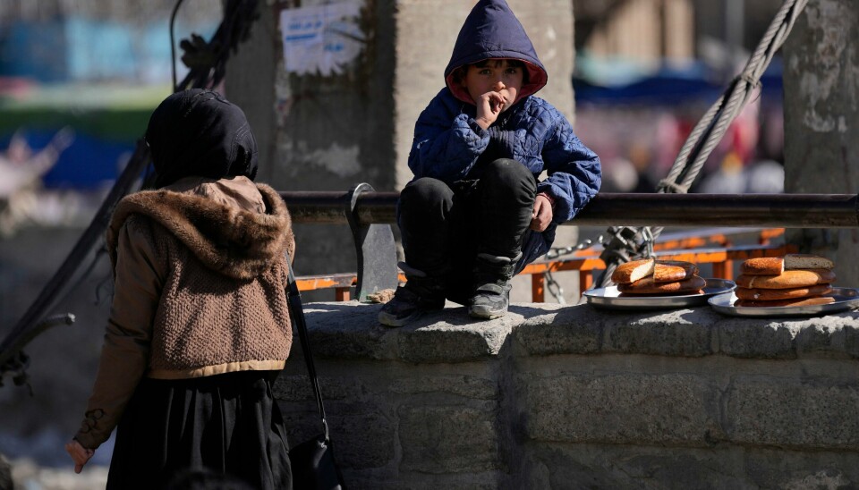 En gutt selger brød i Kabul fredag. Foto: Hussein Malla / AP / NTB En gutt selger brød i Kabul fredag. Foto: Hussein Malla / AP / NTB