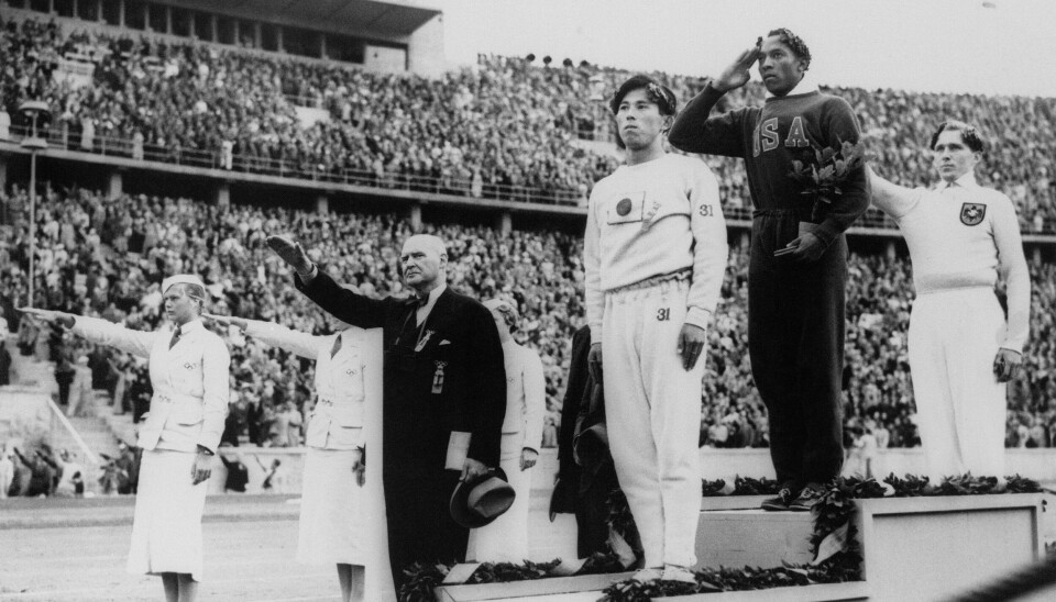 NAZI-OL: Nazi-hilsener var et vanlig skue både fra podiet og fra tribunen da Tyskland var vertsnasjon for OL i 1936. Snowboard-kjører Terje Håkonsen påpeker hvordan såkalt sportsvasking ikke er et nytt fenomen, men at det er noe organistert idrett på toppnivå alltid har drevet med.
