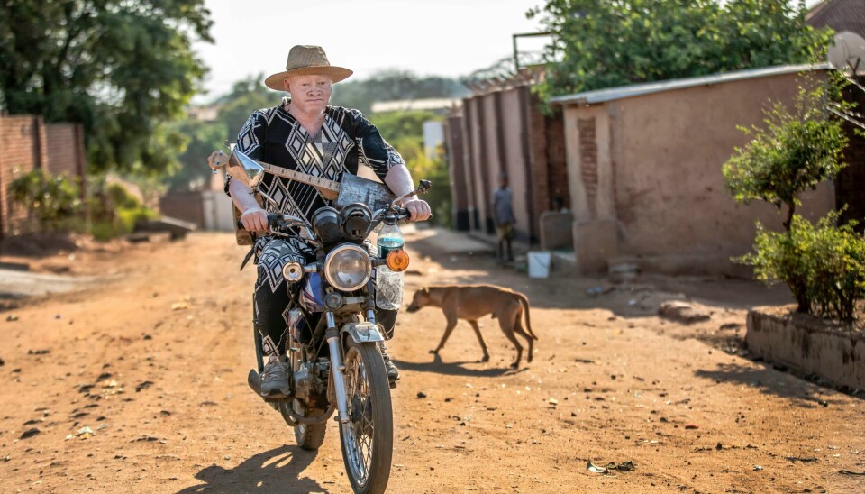 MUSIKER: Lazarus Chigwandali kjører ofte rundt med sin motorsykkel for å opptre som gatemusiker i Lilongwe, Malawis hovedstad. Torbjörn Wester