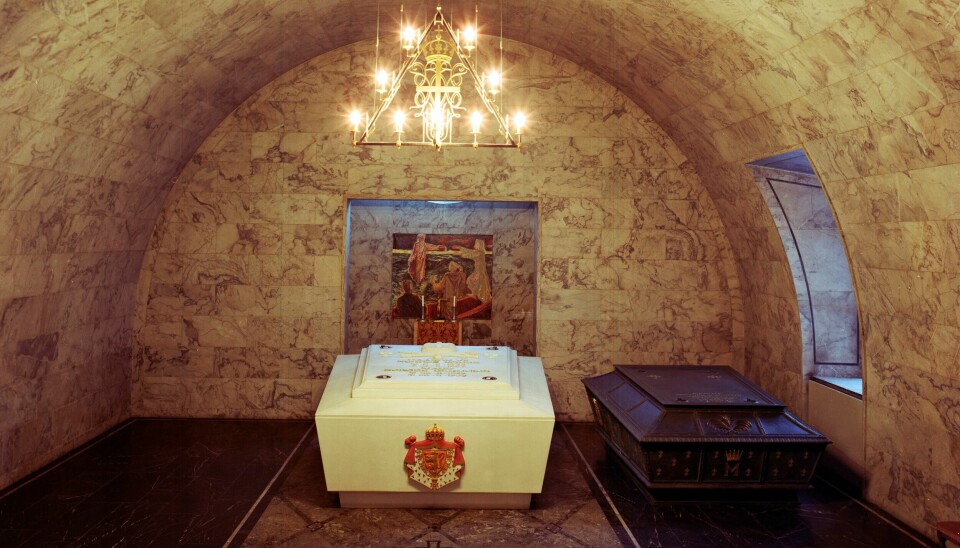 Kong Haakon og dronning Maud hviler i den marmorsarkofagen i det kongelige mausoleet. Til høyre ligger kong Olav og kronprinsesse Märtha stedt til hvile i bronse-sarkofag under Slottskirken på Akershus festning. Krypten. Foto: Morten Hvaal / NTB / Scanpix Kong Haakon og dronning Maud hviler i den marmorsarkofagen i det kongelige mausoleet. Til høyre ligger kong Olav og kronprinsesse Märtha stedt til hvile i bronse-sarkofag under Slottskirken på Akershus festning. Krypten. Foto: Morten Hvaal / NTB / Scanpix