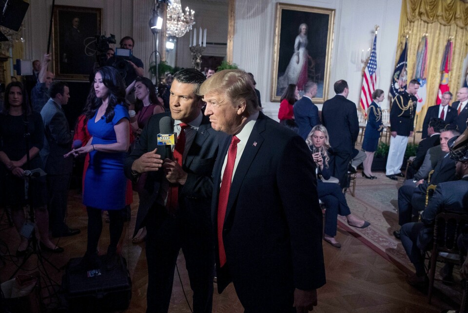 Pete Hegseth (til venstre) og Donald Trump sammen på et arrangement for militærpersonell som har blitt skadet i tjenesten. Bildet er tatt i 2017. Foto: Andrew Harnik / AP / NTB Pete Hegseth (til venstre) og Donald Trump sammen på et arrangement for militærpersonell som har blitt skadet i tjenesten. Bildet er tatt i 2017. Foto: Andrew Harnik / AP / NTB