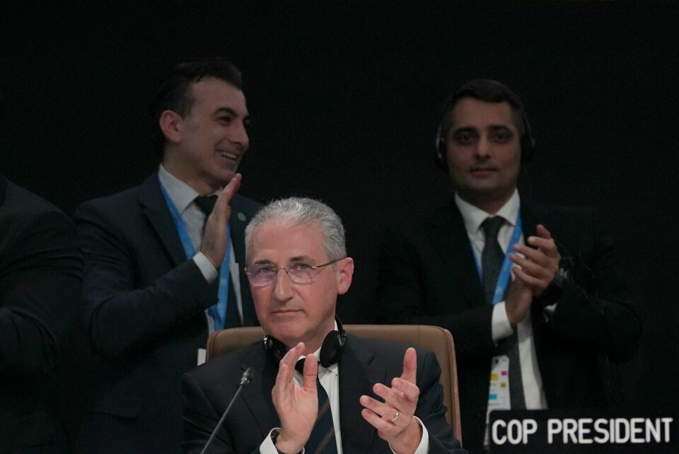 Mukhtar Babajev, som har ledet klimatoppmøtet i Baku, klapper etter enigheten halvannet døgn på overtid. Foto: Joshua A. Bickel / AP / NTB Mukhtar Babajev, Cop 29-president, klapper etter at avtalen er vedtatt. Foto: Joshua A. Bickel / AP / NTB