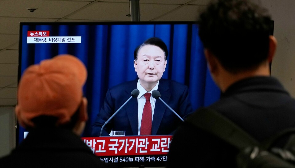 Folk ser på TV-sendingen der Sør-Koreas president Yoon Suk-yeol erklærte militær unntakstilstand. Foto: Ahn Young-joon / AP / NTB Folk ser på TV-sendingen der Sør-Koreas president Yoon Suk-yeol erklærte militær unntakstilstand. Foto: Ahn Young-joon / AP / NTB