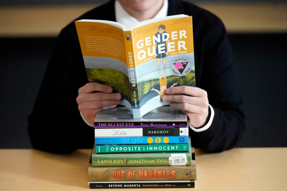 Skolesjefen i Arendal ber om at denne boken, «Gender Queer» av Meir Kobabe, fjernes fra en barneskole i kommunen. Foto: Rick Bowmer / AP / NTB Skolesjefen i Arendal ber om at denne boken, «Gender Queer» av Meir Kobabe, fjernes fra en barneskole i kommunen. Foto: Rick Bowmer / AP / NTB