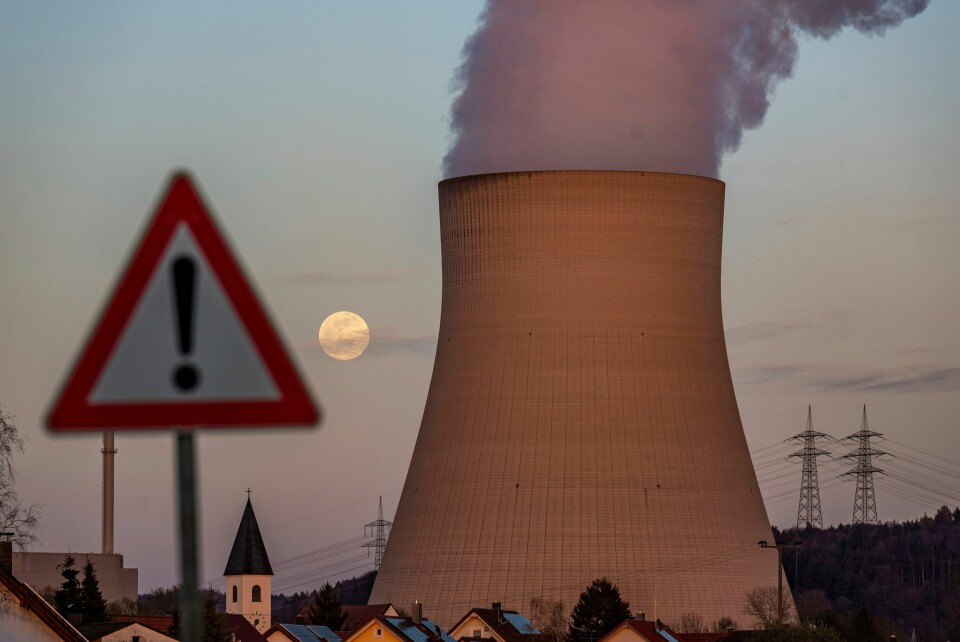 Vanndamp stiger opp fra et kjernekraftverk i Tyskland. Landet har besluttet å stenge ned flere av sine kjernekraftverk. Over halvparten av tyskerne svarer i en undersøkelse at de ikke vil legge ned de siste tre atomkraftverkene. Foto: Armin Weigel / DPA / AP / NTB