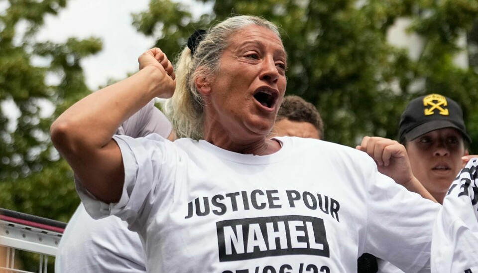Moren til den drepte 17-åringen roper «rettferdighet for Nahel» i forkant av torsdagens minnemarsj. Moren til den drepte 17-åringen roper «rettferdighet for Nahel» i forkant av torsdagens minnemarsj. Foto: Michel Euler / AP / NTB