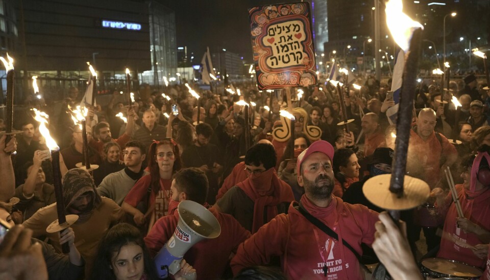 MOTSTAND: Titusenvis av mennesker protesterte i Tel Aviv lørdag mot statsminister Benjamin Netanyahu og hans planlagte reform av rettsvesenet. Titusenvis av mennesker protesterte i Tel Aviv lørdag mot statsminister Benjamin Netanyahu og hans planlagte reform av rettsvesenet. Foto: Oded Balilty / AP / NTB