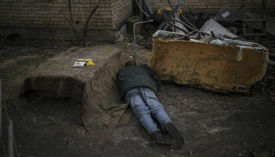 En rekke sivile ble funnet drept i Kyiv-forstaden Butsja etter at russiske soldater trakk seg ut. Foto: AP / NTB Denne mannen ble funnet drept med et skudd i hodet i Butsja, noen dager etter at de russiske styrkene trakk seg ut av Kyiv-forstaden. Foto: AP / NTB