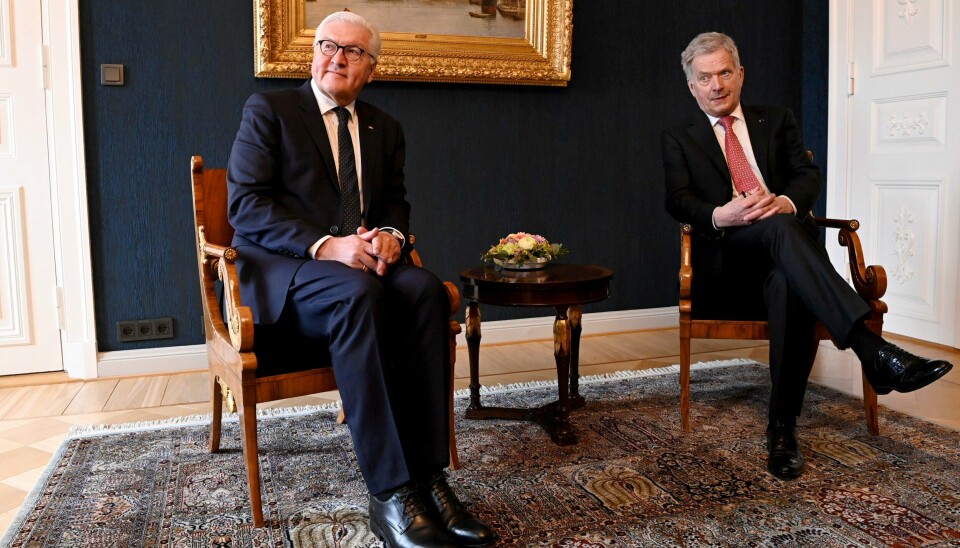 Finlands president Sauli Niinistö (t.h.) kommer til Oslo torsdag. Der vil han møte blant andre statsminister Jonas Gahr Støre (Ap). Møtet skjer i en tid hvor en finsk Nato-søknad stadig ser mer aktuell ut. Til venstre i bildet er Tysklands president Frank-Walter Steinmeier. Finlands president Sauli Niinistö (t.h.) kommer til Oslo torsdag. Der vil han møte blant andre statsminister Jonas Gahr Støre (Ap). Møtet skjer i en tid hvor en finsk Nato-søknad stadig ser mer aktuell ut. Til venstre i bildet er Tysklands president Frank-Walter Steinmeier. Foto: Emmi Korhonen / AP / NTB.