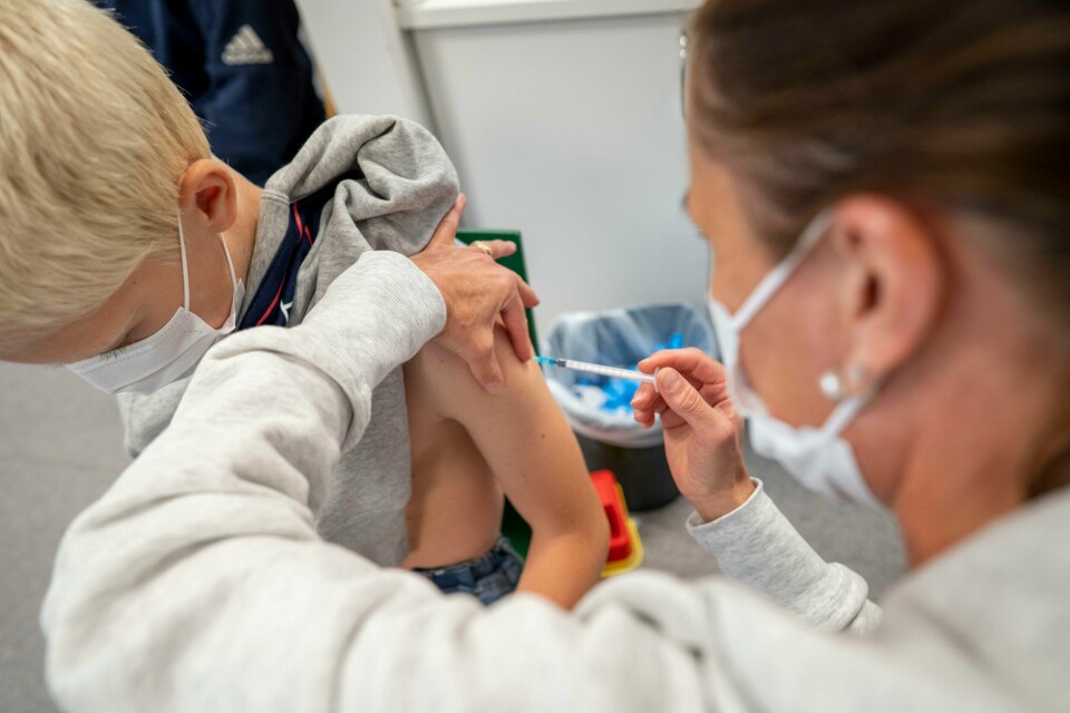 To barn har søkt om erstatning etter mulige bivirkninger av koronavaksinen., begge er 14 år. Den ene plages av hodepine. Den andre av tung pust. Foto: Heiko Junge / NTB 13-åringen Eirik Lyngstad får første dose med Pfizer-vaksine på Bjerke vaksinesenter i Oslo. Foreldre må gi samtykke før barna deres blir vaksinert, men vaksineforsker Gunnveig Grødeland er ikke bekymret for vaksineringen.Foto: Heiko Junge / NTB