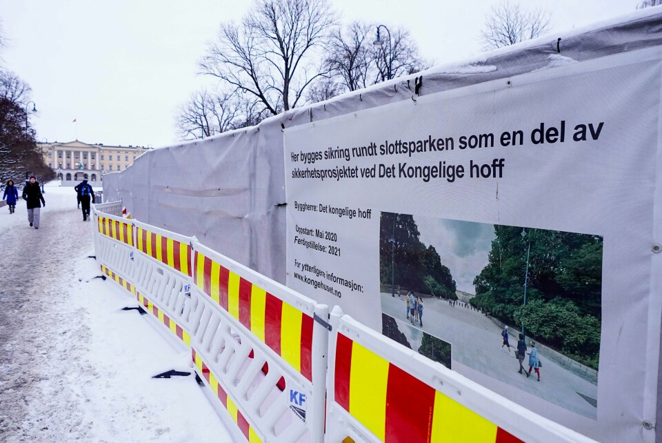 DYRT: Det er tydelige tegn på byggevirksomhet rundt slottet, men arbeidet blir dyrere enn først antatt. Foto: Lise Åserud / NTB Det er tydelige tegn på byggevirksomhet rundt slottet, men arbeidet blir dyrere enn først antatt. Foto: Lise Åserud / NTB