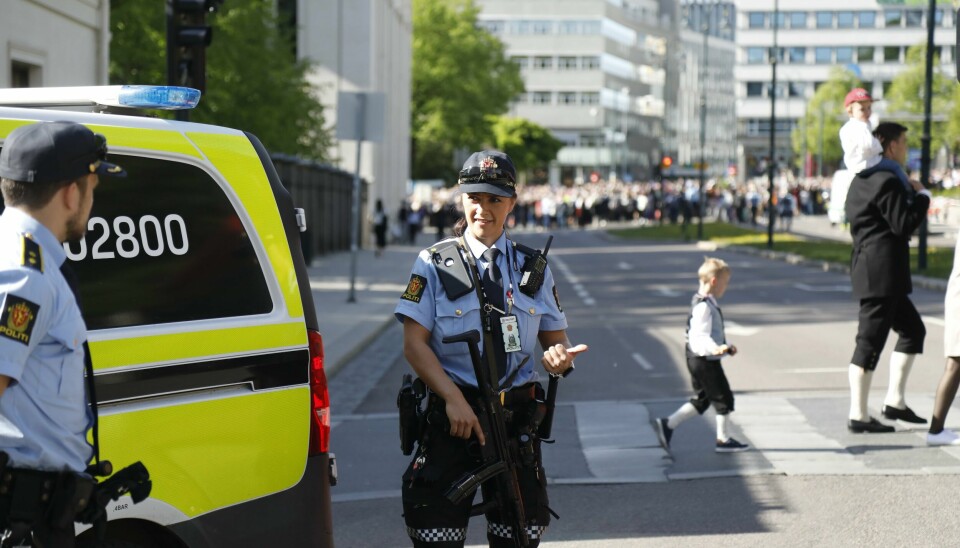 Bevæpnet politi passer på i sidegatene mens barnetoget går forbi Slottet 17. mai i 2019. Bevæpnet politi passer på i sidegatene mens barnetoget går forbi Slottet 17. mai i 2019. Foto: Ola Vatn / NTB