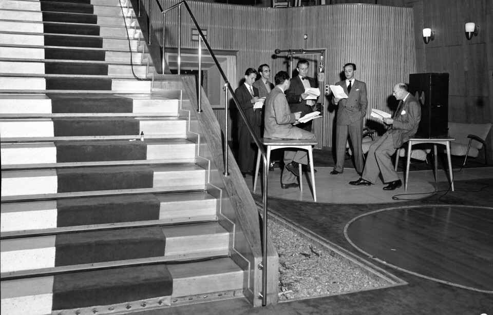 Radioteatrets legendariske studio på Marienlyst, med trappen med ulikt gulvbelegg, er fortsatt i bruk – inntil NRK flytter. Bildet viser en innspilling i 1950.