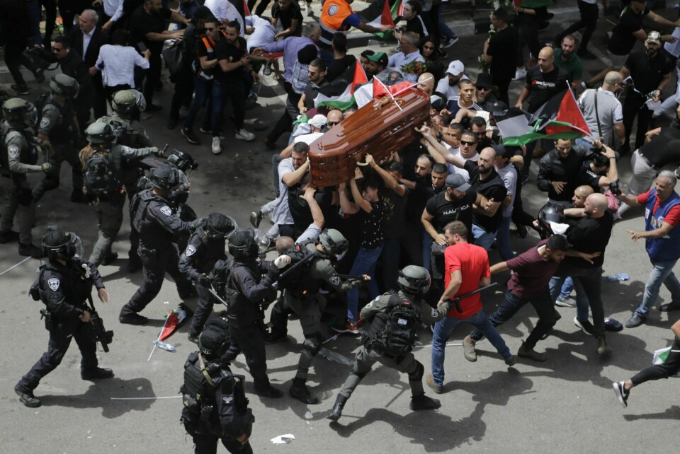 Israelsk opprørspoliti gikk fredag løs på gravfølget til den drepte palestinske Al Jazeera-journalisten Shireen Abu Akleh i okkuperte Øst-Jerusalem. Israelsk opprørspoliti gikk fredag løs på gravfølget til den drepte palestinske Al Jazeera-journalisten Shireen Abu Akleh i okkuperte Øst-Jerusalem. Foto: AP / NTB