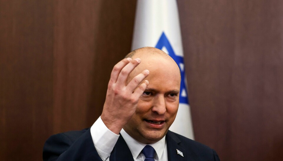 HAR SNUDD: Israels statsminister Naftali Bennett under kabinettmøtet i Jerusalem søndag. Samme dag ble det klart at regjeringen igjen har støtte fra halvparten av representantene i nasjonalforsamlingen Knesset. Foto: Ronen Zvulun/Pool via AP / NTB Israels statsminister Naftali Bennett under kabinettmøtet i Jerusalem søndag. Samme dag ble det klart at regjeringen igjen har støtte fra halvparten av representantene i nasjonalforsamlingen Knesset. Foto: Ronen Zvulun/Pool via AP / NTB