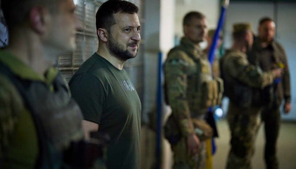KRIG: Ukrainas president Volodymyr Zelenskyj sier at å ende opp i en fastlåst situasjon med Russland ikke er et alternativ for Ukraina. Her er han ved fronten i Donetsk, øst i Ukraina. Ukrainas president Volodymyr Zelenskyj sier at å ende opp i en fastlåst situasjon med Russland ikke er et alternativ for Ukraina. Her er han ved fronten i Donetsk, øst i Ukraina. Foto: Det ukrainske presidentkontoret / AP / NTB