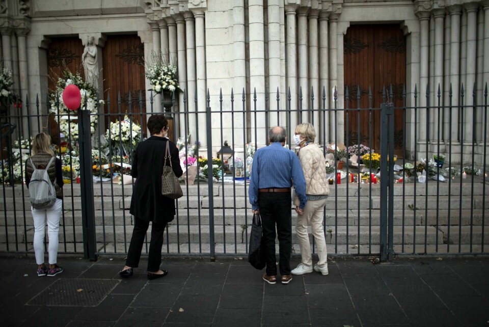 Folk sørger utenfor Notre-Dame-kirken i Nice etter terrorangrepet torsdag.