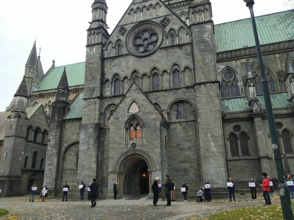 Et femtitalls muslimer samlet seg søndag formiddag utenfor Nidarosdomen for å vise sin solidaritet etter knivangrepet utenfor en kirke i Nice tidligere denne uken.