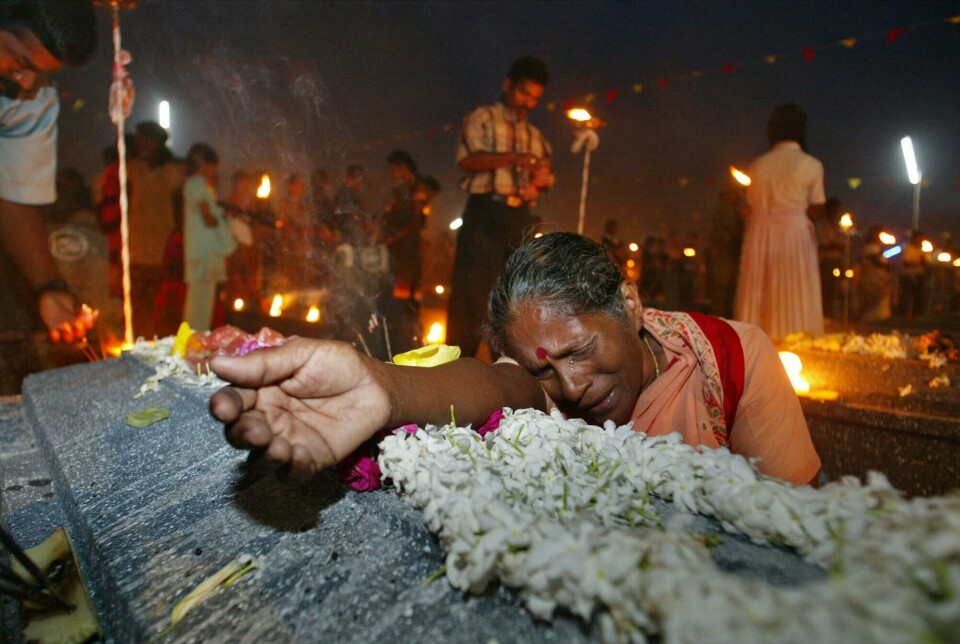 SORG: En mor sørger ved graven til sin datter, som mistet livet i kamp for Tamiltigrene. Å minnes sine kjære er et betent politisk spørsmål på Sri Lanka. Sri Lanka Tamil