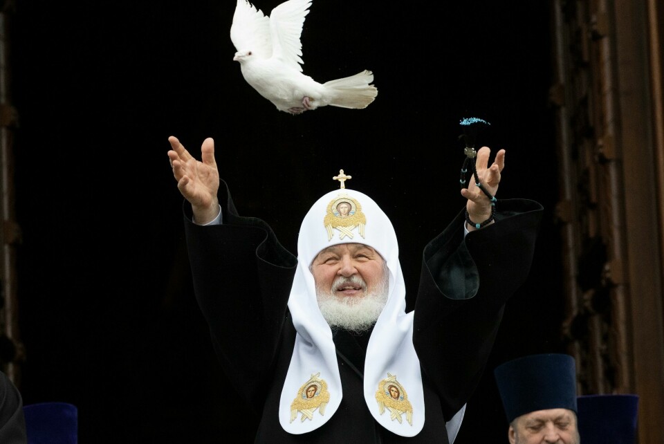 Den russisk -ortodokse patriarken Kirill slipper en due under feriingen av den ortodokse påsken. Det ble sendt direkte på russisk fjernsyn fra Frelseren Kristus-katedralen i Moskva. Russian Orthodox Church Patriarch Kirill releases a bird celebrating the Annunciatio on the eve of Orthodox Easter during a live broadcast outside the almost empty Christ the Savior Cathedral in Moscow, Russia, Tuesday, April 7, 2020. As the coronavirus outbreak picked up speed in Russia, authorities all over the country cancelled public events and ordered residents in most regions to stay home, with the exception of grocery shopping, going to pharmacies or taking out trash. Eastern Orthodox churches, which observe the ancient Julian calendar, usually celebrate Easter later than Western churches. (AP Photo/Alexander Zemlianichenko)