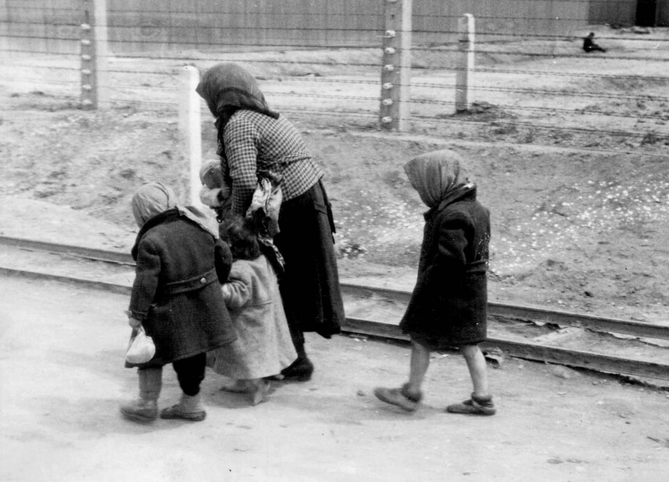 Et bilde fra 1944 viser en jødisk kvinne med tre små barn som går langs de beryktede togskinnene i Auschwitz, som førte rett inn i gasskamrene. Filosofiprofessor Henrik Holm spør seg om en kristen identitet i dag er mulig uten den smertelige sannheten om at alt som heter kristen kultur raste sammen i konsentrasjonsleirene.