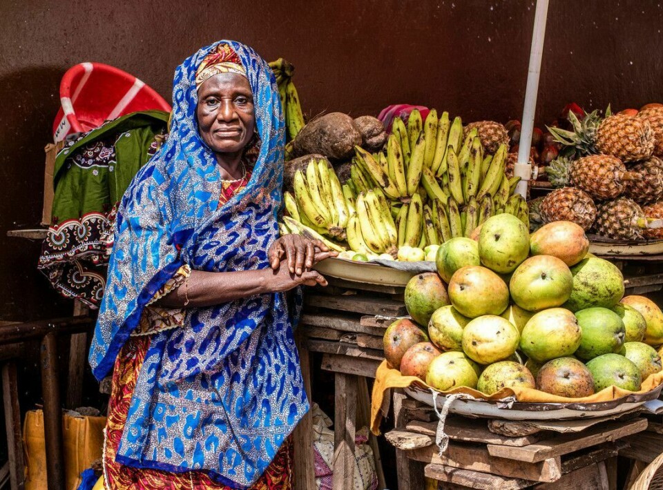 SIERRA LEONE: Memunatu Bangura jobber på heltid som fruktselger i hovedstaden Freetown. Hun merker godt følgene av av pandemien. Regjeringens restriktive tiltak begrenser strømmen av mennesker til og fra provinsene. Sierra Leone: Memunatu Bangura jobber på heltid som fruktselger i hovedstaden Freetown. Hun merker godt følgene av av pandemien. Regjeringens restriktive tiltak begrenser strømmen av mennesker til og fra provinsene.