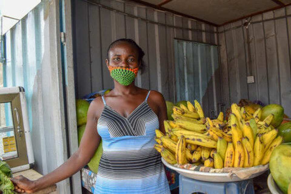 GHANA: Mary, har jobber som fruktselger i 10 år. Hun merker godt følgene av korona. Pandemien har gjort at prisen på frukt har økt. GHANA: Mary, har jobber som fruktselger i 10 år. Hun merker godt følgene av korona. Pandemien har gjort at prisen på frukt har økt.