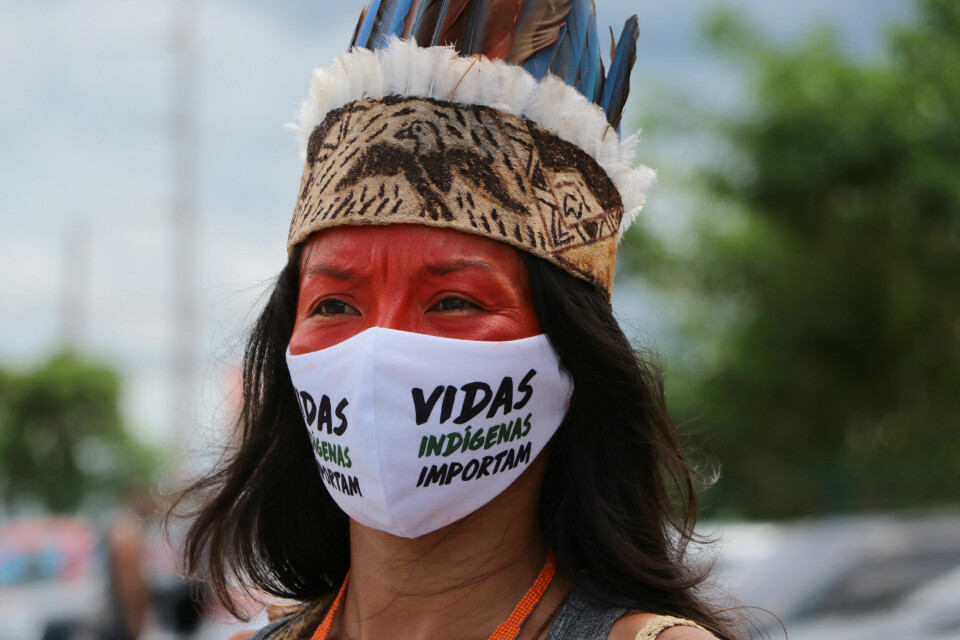 AKTIVISME: Wanda Ortega (32) protesterer mot manglende behandling ved sykehuset i Manaus, Brasil. En innfødt etnisitet fra Witoto, Wanda Ortega (32), protesterer under et besøk av helseministeren Nelson Teich på sykehuset og Pronto Socorro Delphina Aziz som deltar på ofre for Covid-19 i Manaus (AM) under ministerens besøk til sykehuset, regjeringen i Amazonas sikkerhet forhindret registreringen av bilder av statsråden