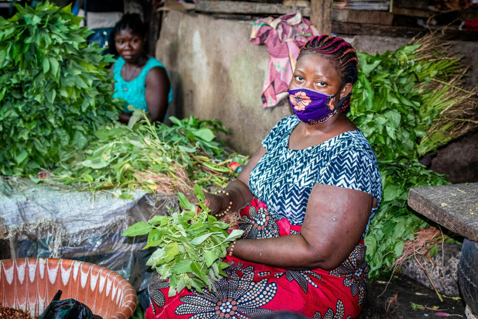 SIERRA LEONE: Tutu Kamara jobber som grønnsakselger. Hun opplever at salget rammes av pandemien. Sierra Leone: Tutu Kamara jobber som grønnsakselger. Hun opplever at salget rammes av pandemien.